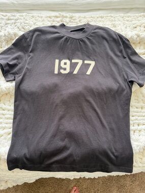 Essentials dark grey  Graphic '1977' Short Sleeve Tee